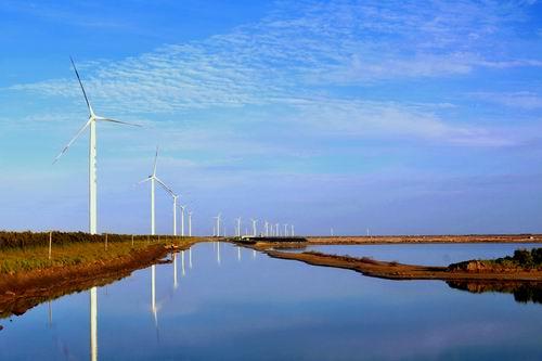 　　6月13日，中央財(cái)經(jīng)領(lǐng)導(dǎo)小組第六次會(huì)議召開(kāi)，研究我國(guó)能源安全戰(zhàn)略。  　　國(guó)家主席習(xí)近平發(fā)表重要講話強(qiáng)調(diào)：1)繼續(xù)發(fā)展遠(yuǎn)距離大容量輸電技術(shù)。2)抓緊啟動(dòng)?xùn)|部沿海地區(qū)新的核電項(xiàng)目建設(shè)。3)積極推進(jìn)能源體制改革，抓緊制定電力體制改革和石油天然氣體制改革總體方案。  　　本次定調(diào)為革命，預(yù)示著中國(guó)能源戰(zhàn)略將出現(xiàn)根本性的重大變化，傳統(tǒng)以煤為主定調(diào)將發(fā)生變革，將為天然氣以及新能源帶來(lái)增長(zhǎng)空間，我們看好多層次能源供應(yīng)：天然氣、水電、風(fēng)電、光伏、核電以及其他可再生能源。  　　輸配電市場(chǎng)熱評(píng)： 繼續(xù)發(fā)展遠(yuǎn)距離大容量輸電技術(shù)  　　1)關(guān)注特高壓建設(shè)，近期高層頻頻表態(tài)力推遠(yuǎn)距離大容量輸電技術(shù)，將為特高壓審批帶來(lái)實(shí)質(zhì)性進(jìn)展。特高壓直流和網(wǎng)內(nèi)交流線路將或?qū)⒂瓉?lái)審批建設(shè)啟動(dòng)，國(guó)網(wǎng)預(yù)計(jì)最早一批送電通道將在2016年建成。2)繼續(xù)推薦特高壓板塊龍頭平高電氣。  　　光伏市場(chǎng)熱評(píng)： 地面配額有望上調(diào)  　　據(jù)媒體報(bào)道，近期西部地面電站配額有望上調(diào)2-3GW，以及部分東部地區(qū)分布式路條已經(jīng)發(fā)放，我們認(rèn)為行業(yè)下半年機(jī)會(huì)來(lái)臨：  　　1)全年裝機(jī)14GW，其中預(yù)計(jì)地面9GW，分布式5GW。2)三季度行業(yè)迎來(lái)?yè)屟b，景氣度繼續(xù)上行。  　　風(fēng)電市場(chǎng)熱評(píng)：海上風(fēng)電政策或?qū)⒊雠_(tái)  　　近期，海上風(fēng)電標(biāo)桿電價(jià)政策出臺(tái)的消息頻傳，或預(yù)示著下半年海上風(fēng)電建設(shè)或?qū)⒎帕?。有媒體報(bào)道，下半年海上風(fēng)電上網(wǎng)電價(jià)出臺(tái)的可能性有望增大：  　　1)海上風(fēng)電統(tǒng)一招標(biāo)電價(jià)出臺(tái)將帶來(lái)海上風(fēng)電建設(shè)高峰。2)海上風(fēng)電將打開(kāi)風(fēng)電行業(yè)成長(zhǎng)性空間。